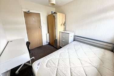 4 bed flat, Seymour Avenue, Lipson, Plymouth, PL48RB - Image 2